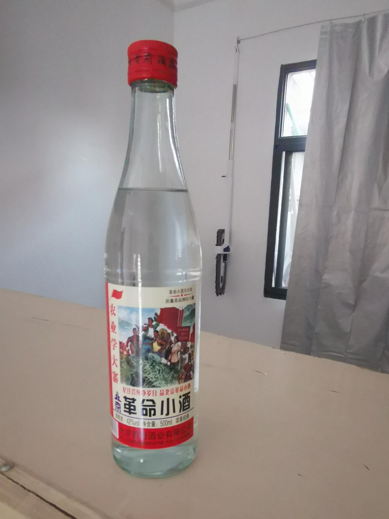 “革命小酒”属于什么档次？

聚会，有人带来一瓶白酒，说是“最有情怀的酒”--革