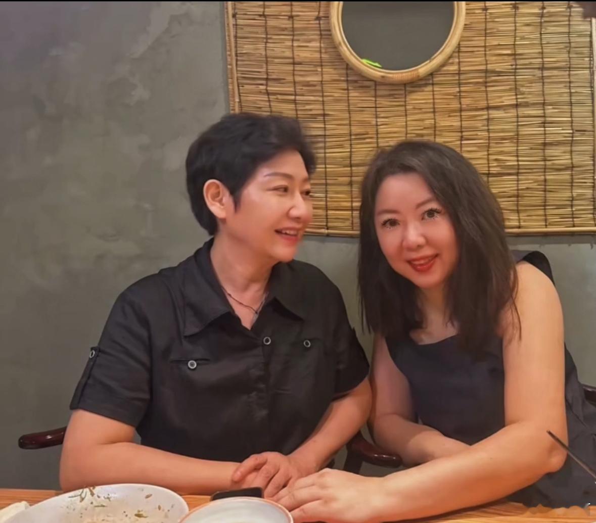 我有一个神仙姐姐，人美心善，心灵手巧。她的手工活是一绝，更绝的是她的医术，做为资