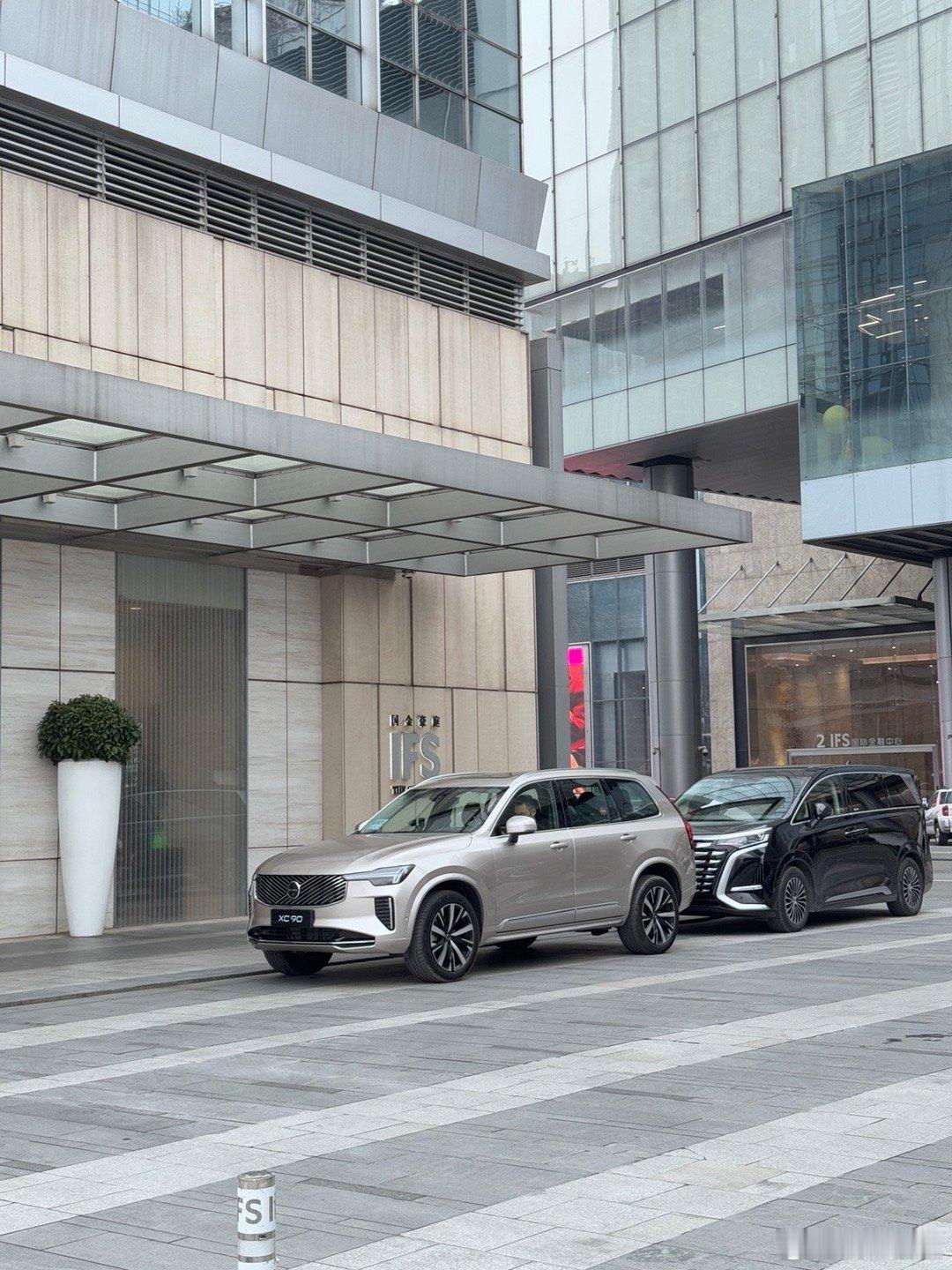 开着沃尔沃全新XC90去LV蹭饭啦！🚗全球🌐只有三家 那咱今天要见见世面[酷