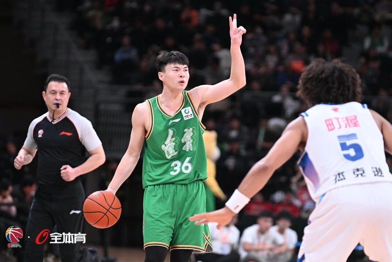 你别说手子还挺有镜头感，知道媒体要照相，还比✌。鄢手骐辽宁男篮vs宁波男篮