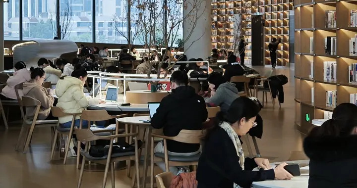 有人一年借了697次，有人98岁还在坚持！成都人2025年最爱看……