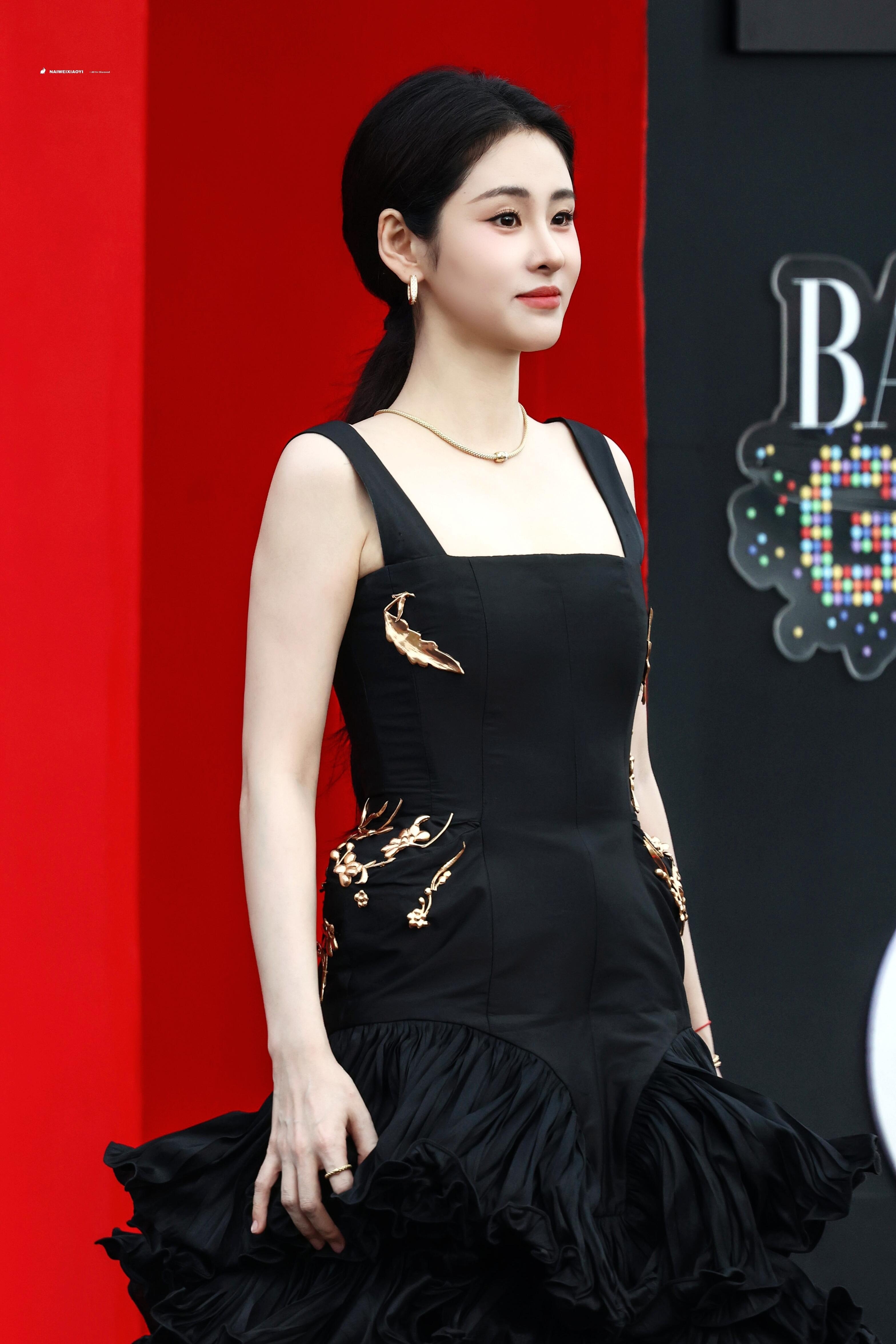 张碧晨美成黑天鹅了张碧晨这可是红毯啊张碧晨芭莎之夜红毯路透美翻了，层层叠叠的裙摆