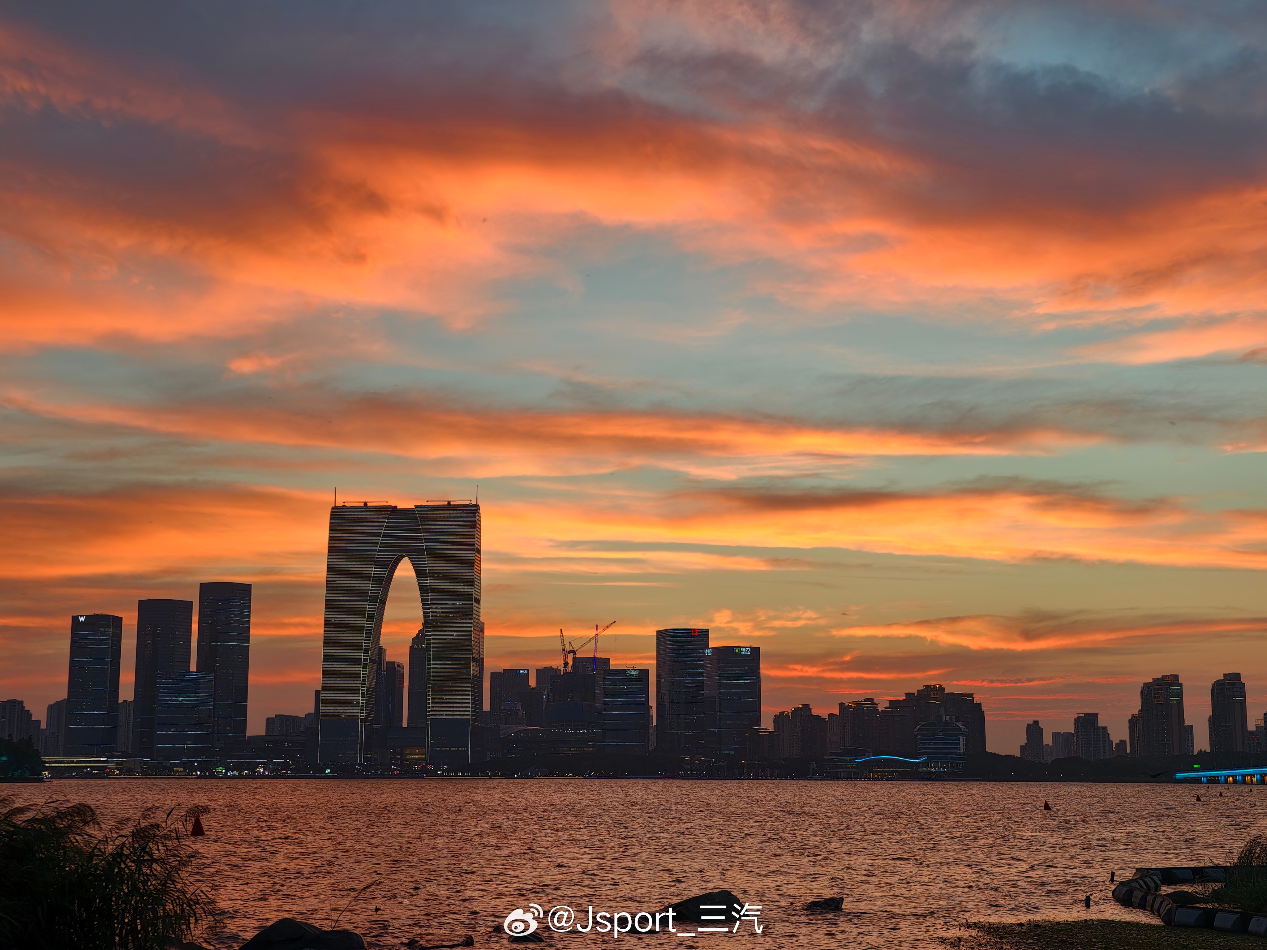 晚霞[超话] 昨天傍晚突然来了波火烧云 ​​​