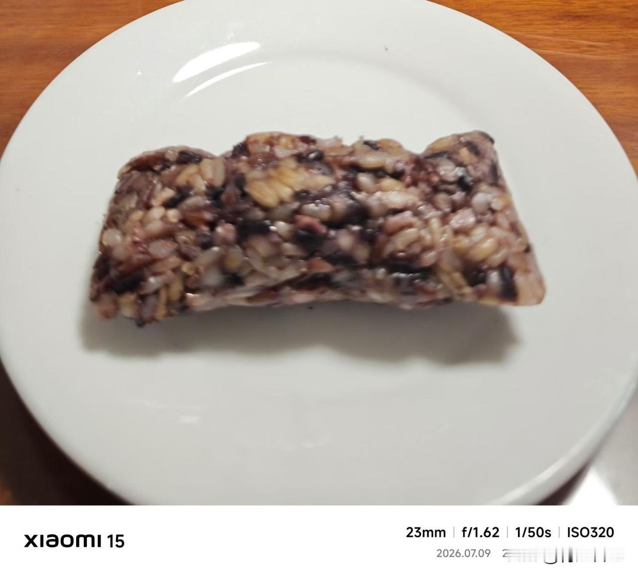 好多人说，杂粮饭像图6这样包装不够环保。

于是我就利用绿色叶子来包，煮一个多小