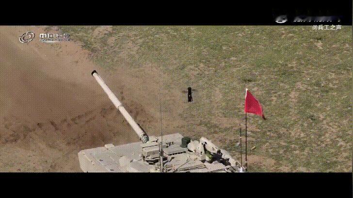 外贸VT-4A1主战坦克炮塔后部的无人机发射装置放飞小型垂直起降无人机画面（图1