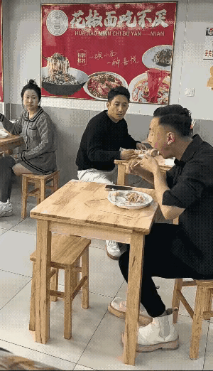 厉害了大哥
饺子都不过牙齿直接往肚里咽
你是真不怕胃难受啊！[尬笑]
