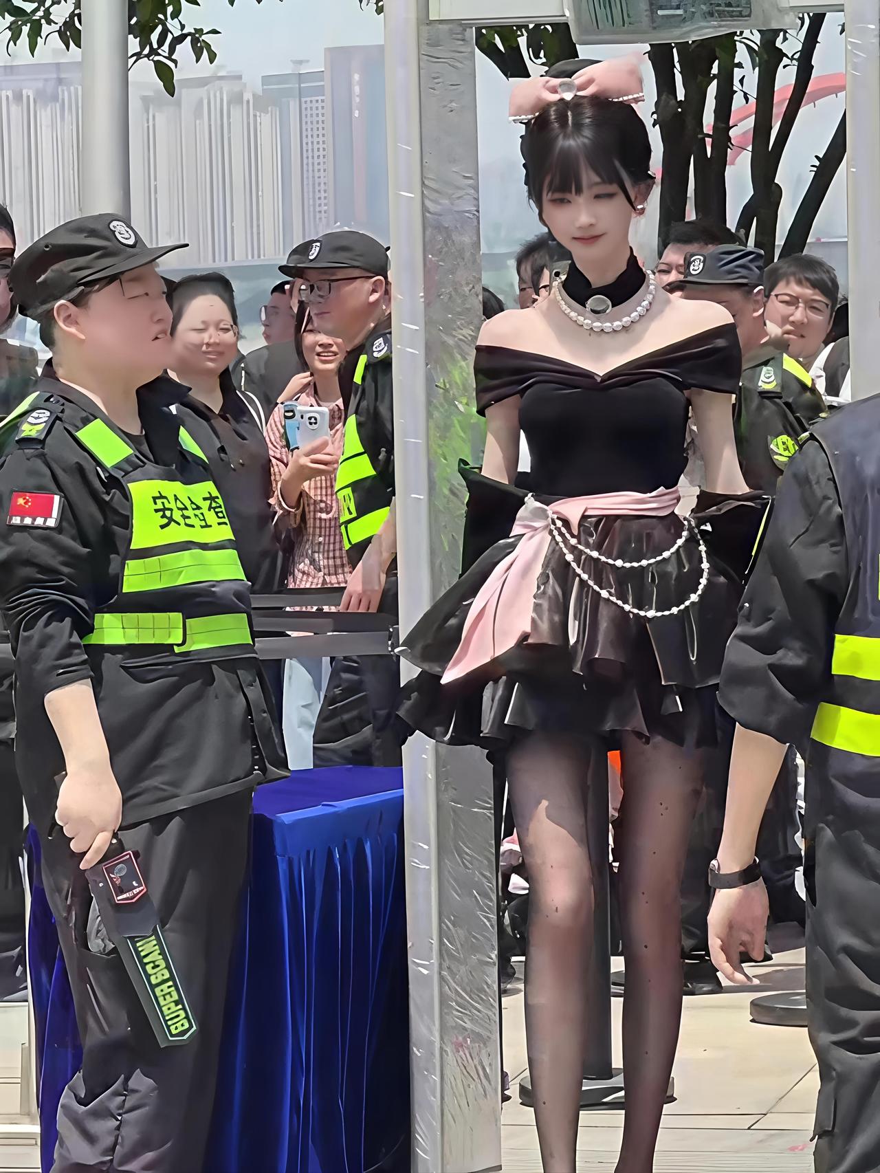 天天穿大T恤、运动裤素面朝天上班的侄女问我为啥没男生追她，我找出这张照片问她“你