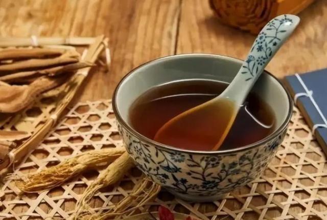 夏季炎热，湿气逼人，许多人选择喝中药来“养生”，却可能不知不觉间踏入了肝脏的“雷