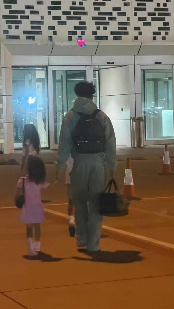 🛬C罗已返回沙特 乔治娜更新社媒，晒出了C罗与家人们在飞机上的照片。记录报确认