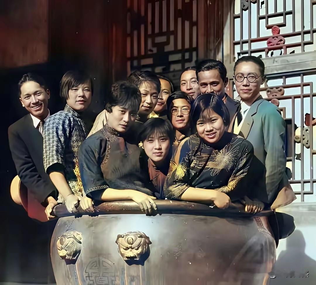 这些人有的站在了大缸里，有的坐在了缸沿儿上，仔细数了一数，正好11个人，其中八个