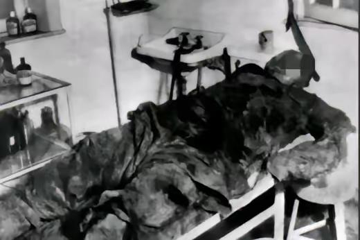 1949年，上海，被反动派残杀后的李白烈士遗体，此时的李白早已被折磨得不成样子了