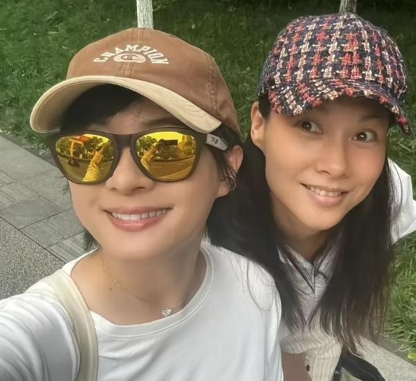 孙俪这波出游，把我看愣了。大明星到成都，不摆明星局，反倒拉上几个圈外姐妹，挤在文