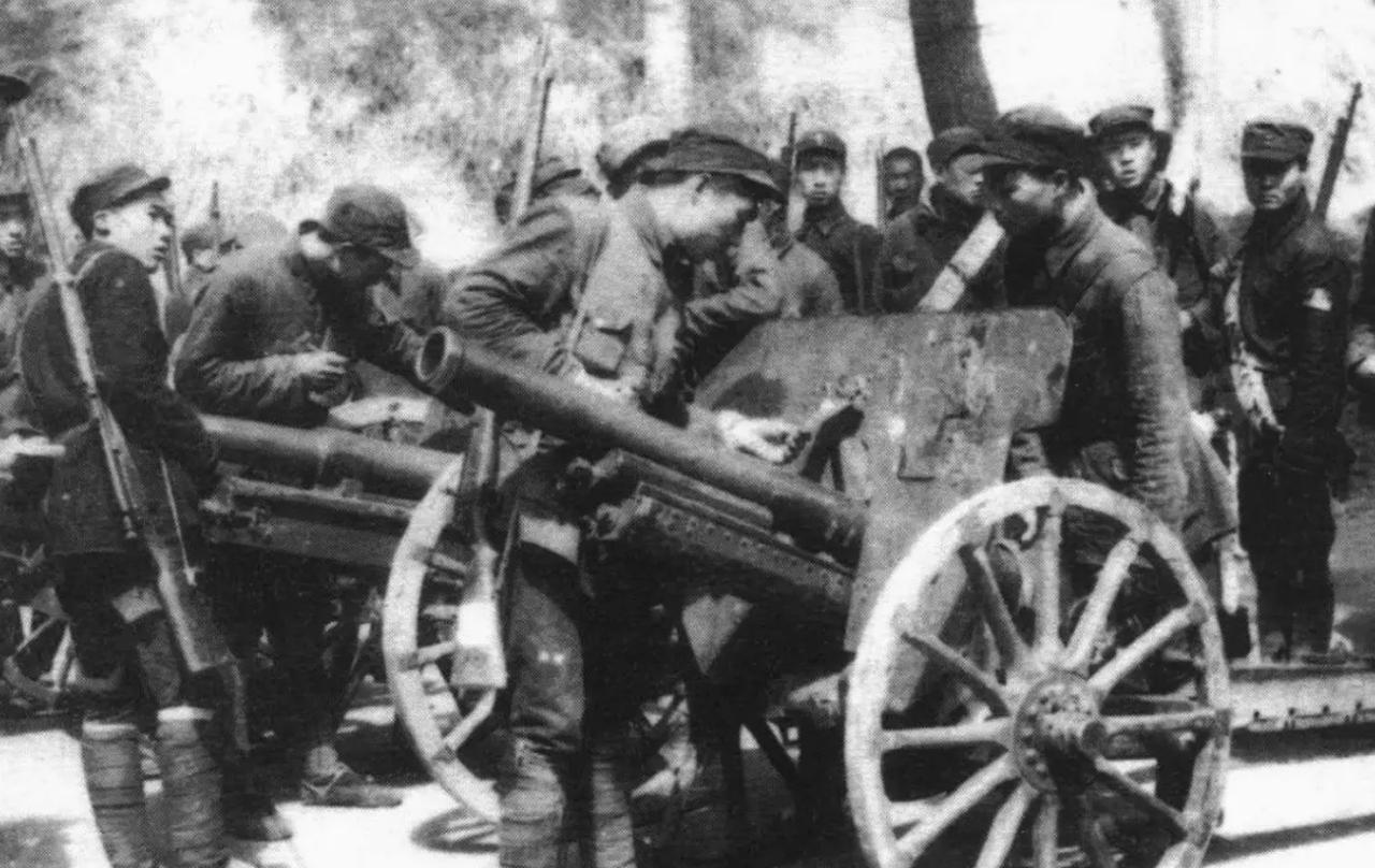 这张珍贵的历史照片，是由美国《泰晤士报》战地记者哈里森·福尔曼于1944年在延安