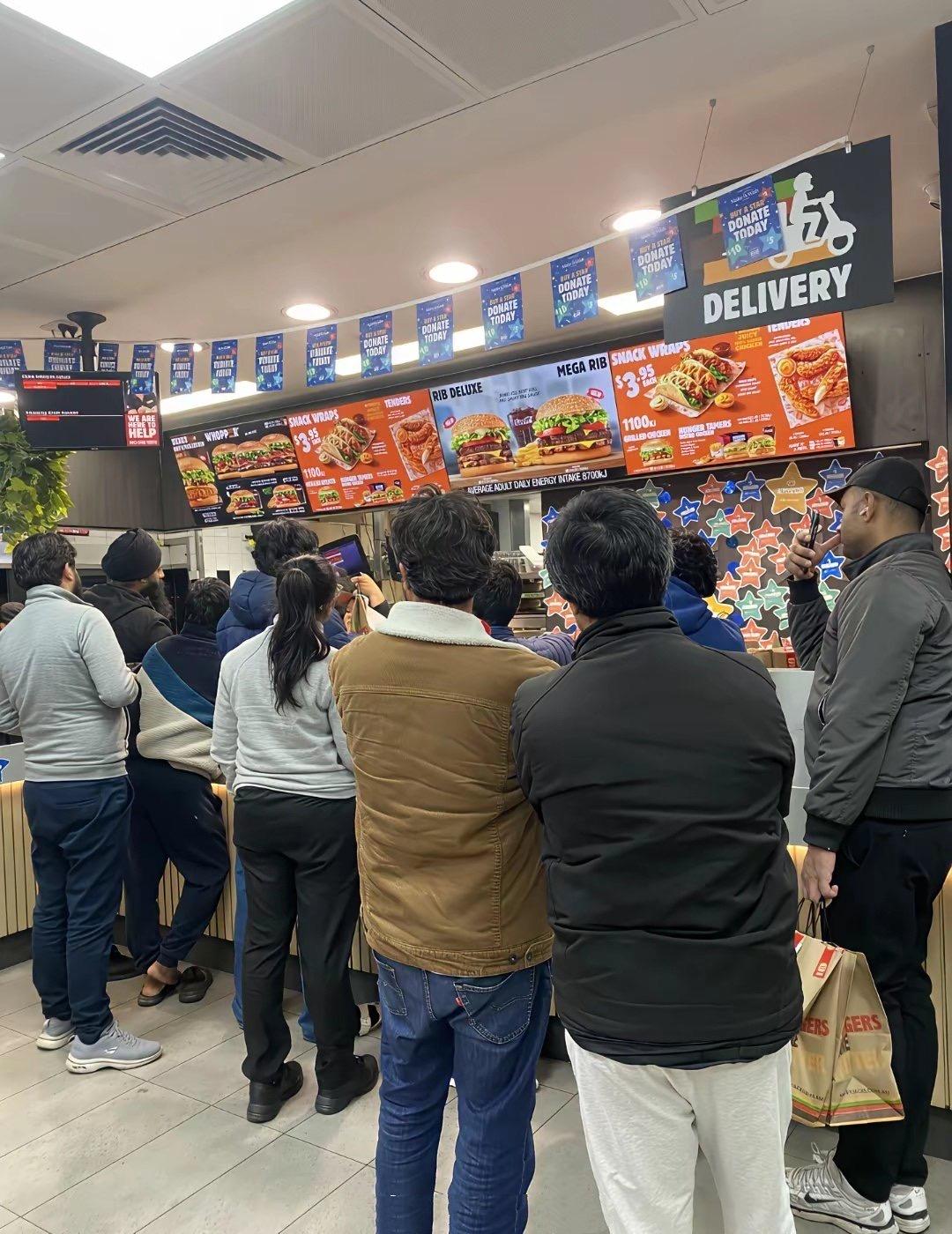 澳大利亚华人：在澳洲的塔斯马尼亚州，快餐店全是印度人在排队聊天，等着取餐送外卖！