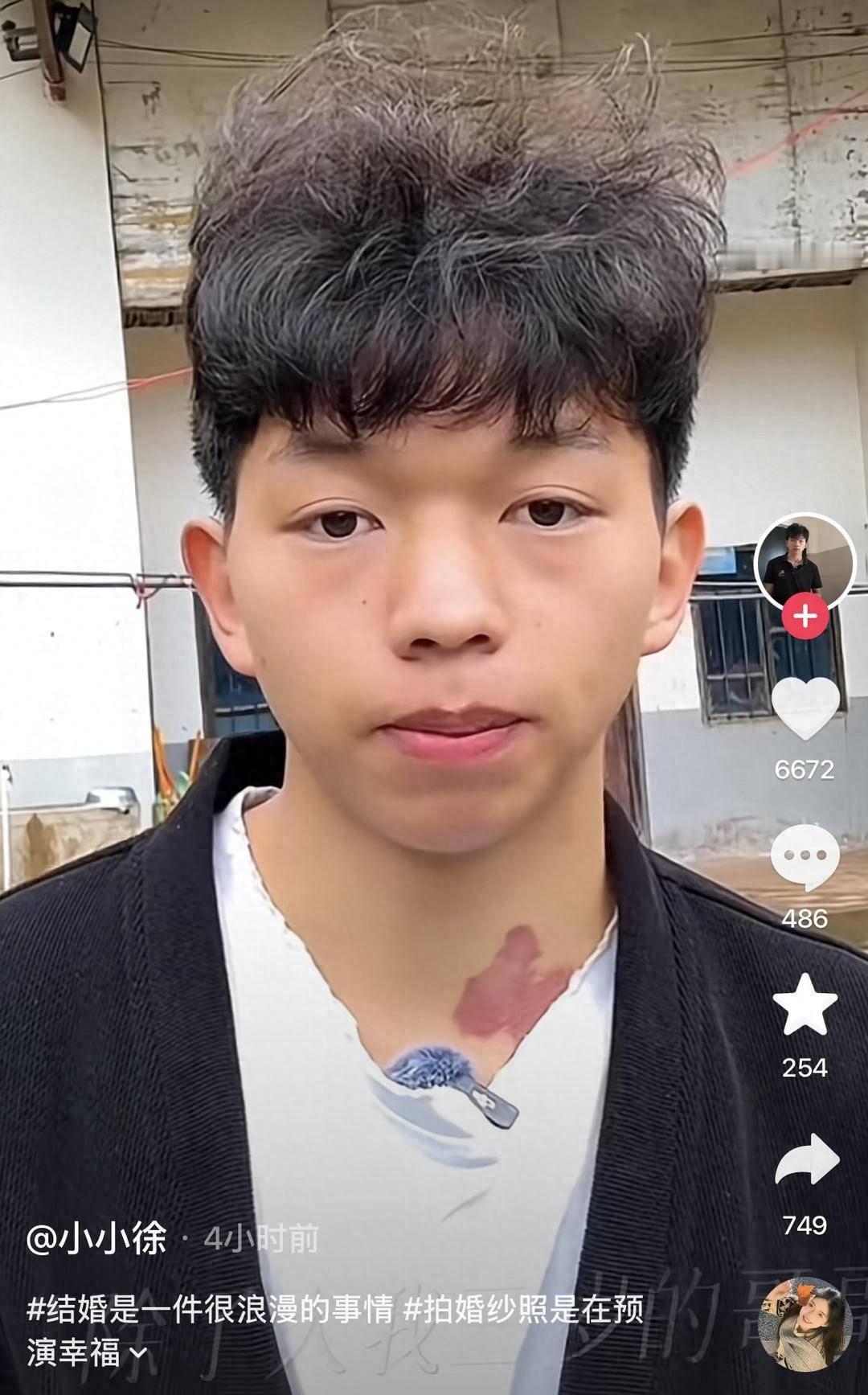 怕桌子坐不满的人，等来了满座。10月30日的横店子广场，几十口锅从上午烧到天黑，