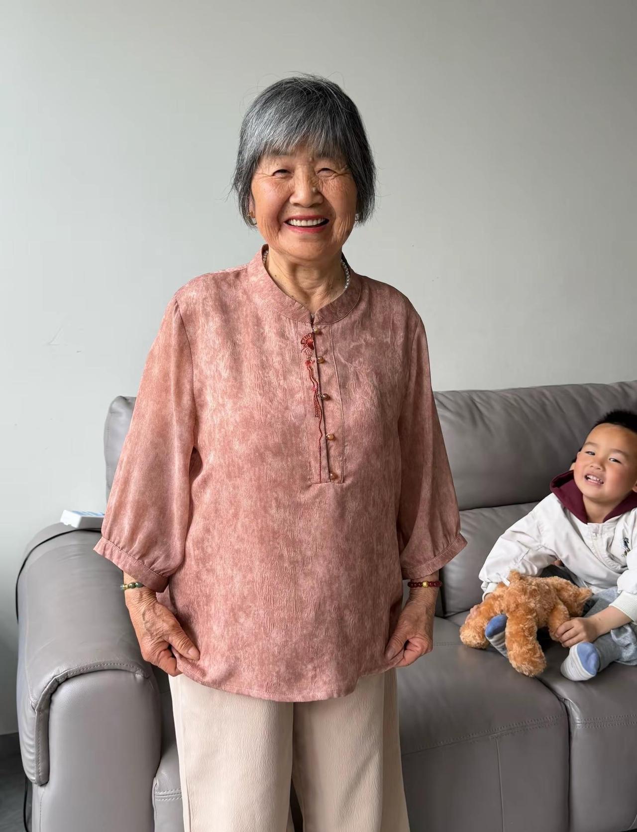 奶奶说这么漂亮的夏季穿搭 还是第一次穿呢，妈妈一直夸个不停奶奶装