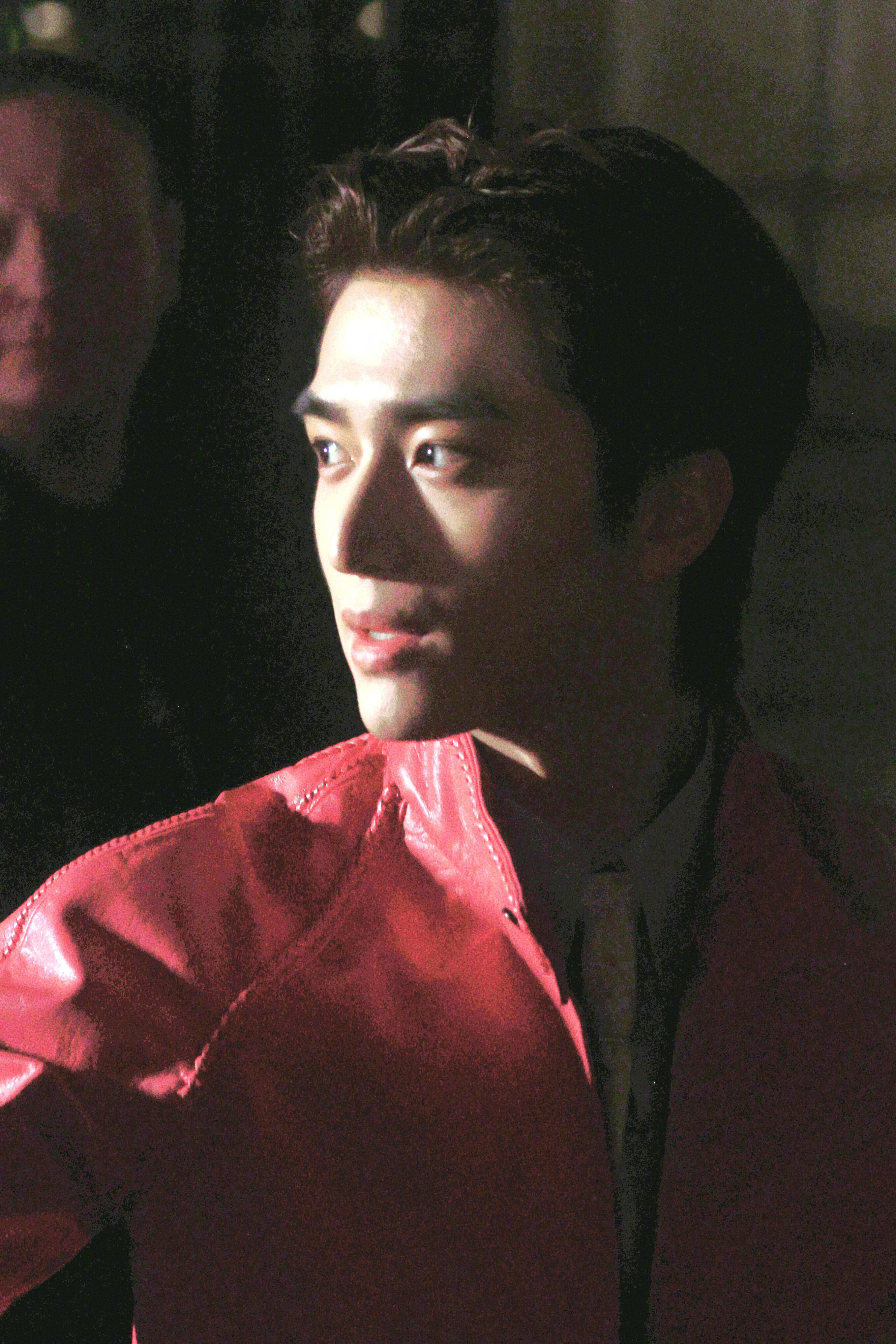 张康乐亮相伦敦时装周丨男神完美驾驭亮粉色