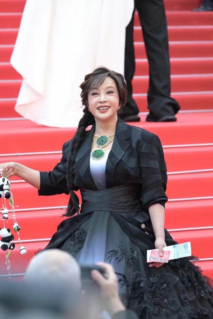 刘晓庆与外甥多年恩怨造谣刘晓庆去世的是她外甥 近日，网传刘晓庆被造谣去世一事，疑