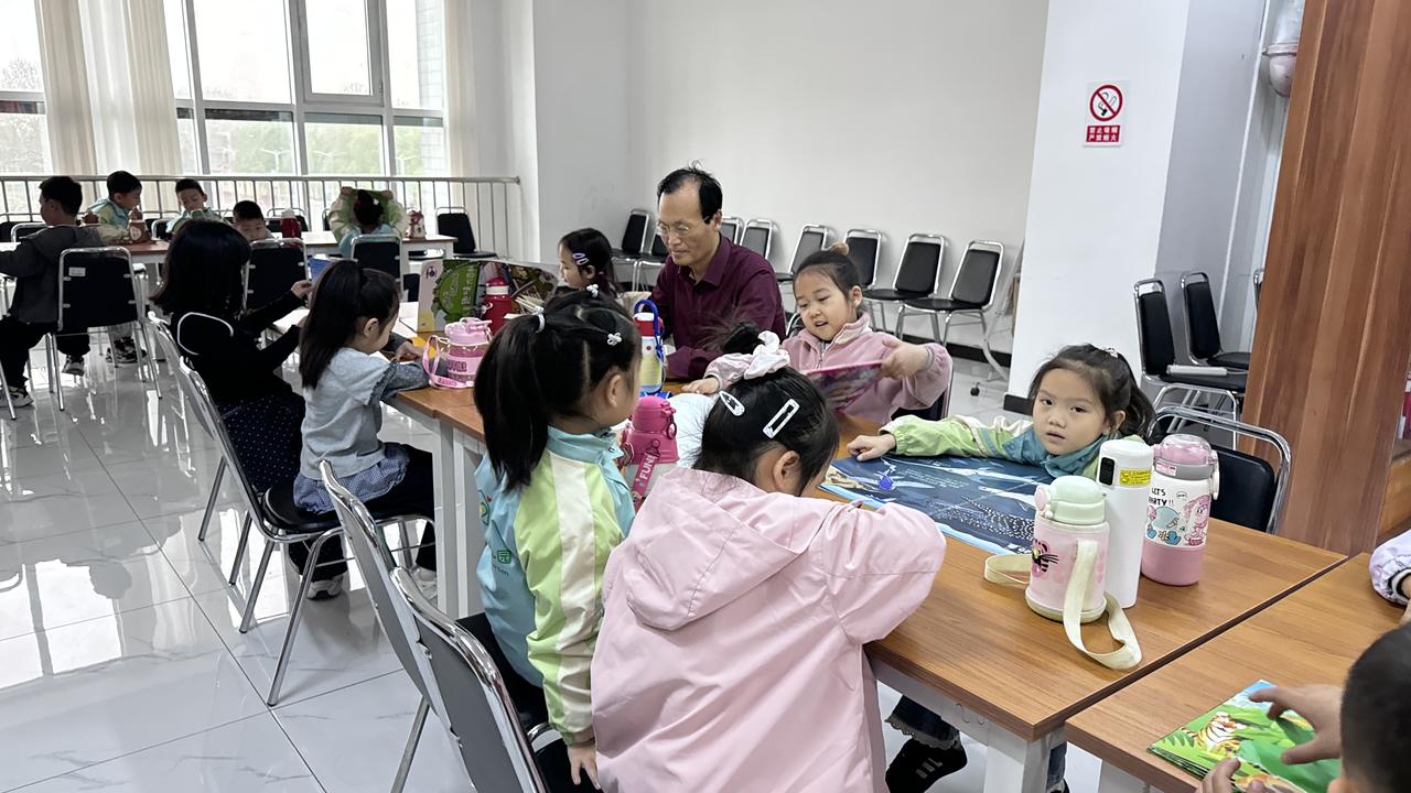 今天上午，又有幼儿园小朋友来燃灯者书屋看书。自书屋搬到图书馆后，来这里读书的幼儿
