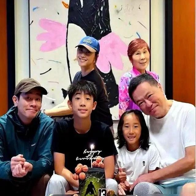 陈小春晒俩儿子同框写真，6岁HoHo终于把长发剪成短发，变得更阳光了 