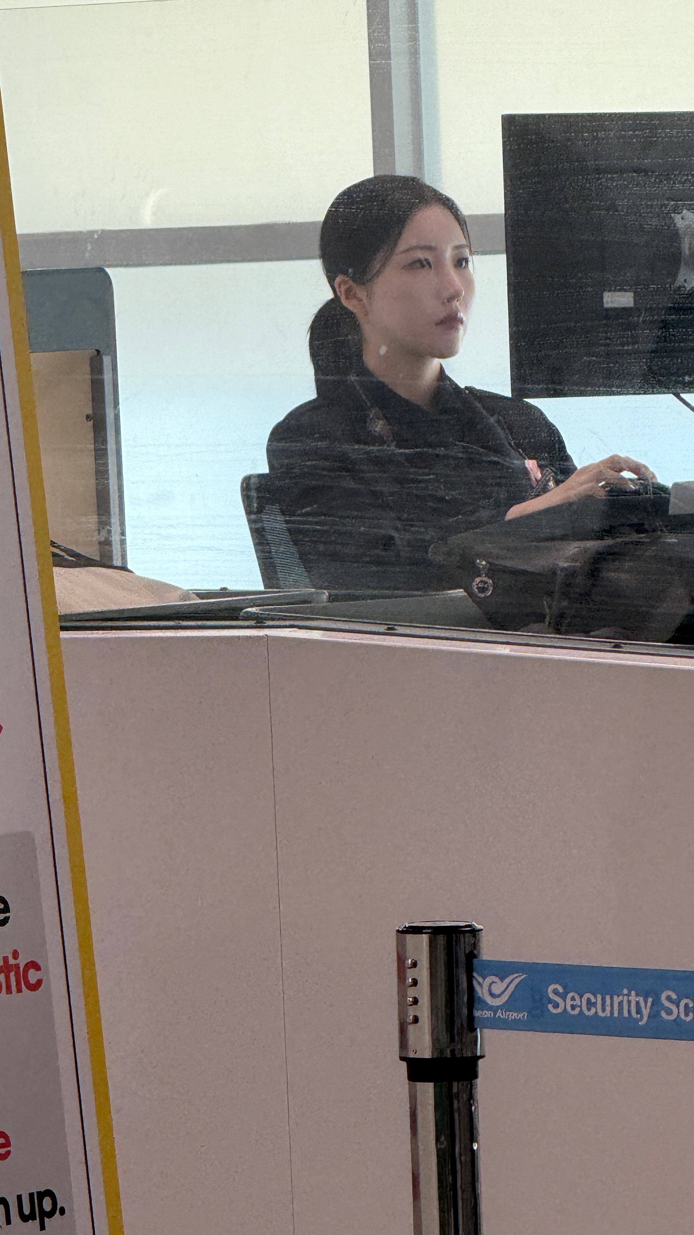 这个韩国安检小姐姐，是整出来的还是天然的？ 