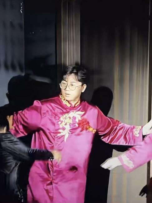 婚礼仪式上，迎接新娘入场时，有个老人抢在新娘的面前走过镜头，这样做是为自己冲走晦