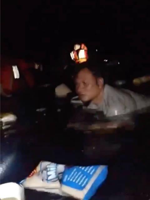 菲律宾一载350多人渡轮沉没天有不测风云，人有旦夕祸福，愿救援顺利，余下人员平安