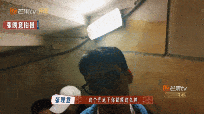 张晚意 龚俊这个光底下都能这么帅张晚意在镜头里把龚俊一顿怼脸拍，结果自己先忍不住