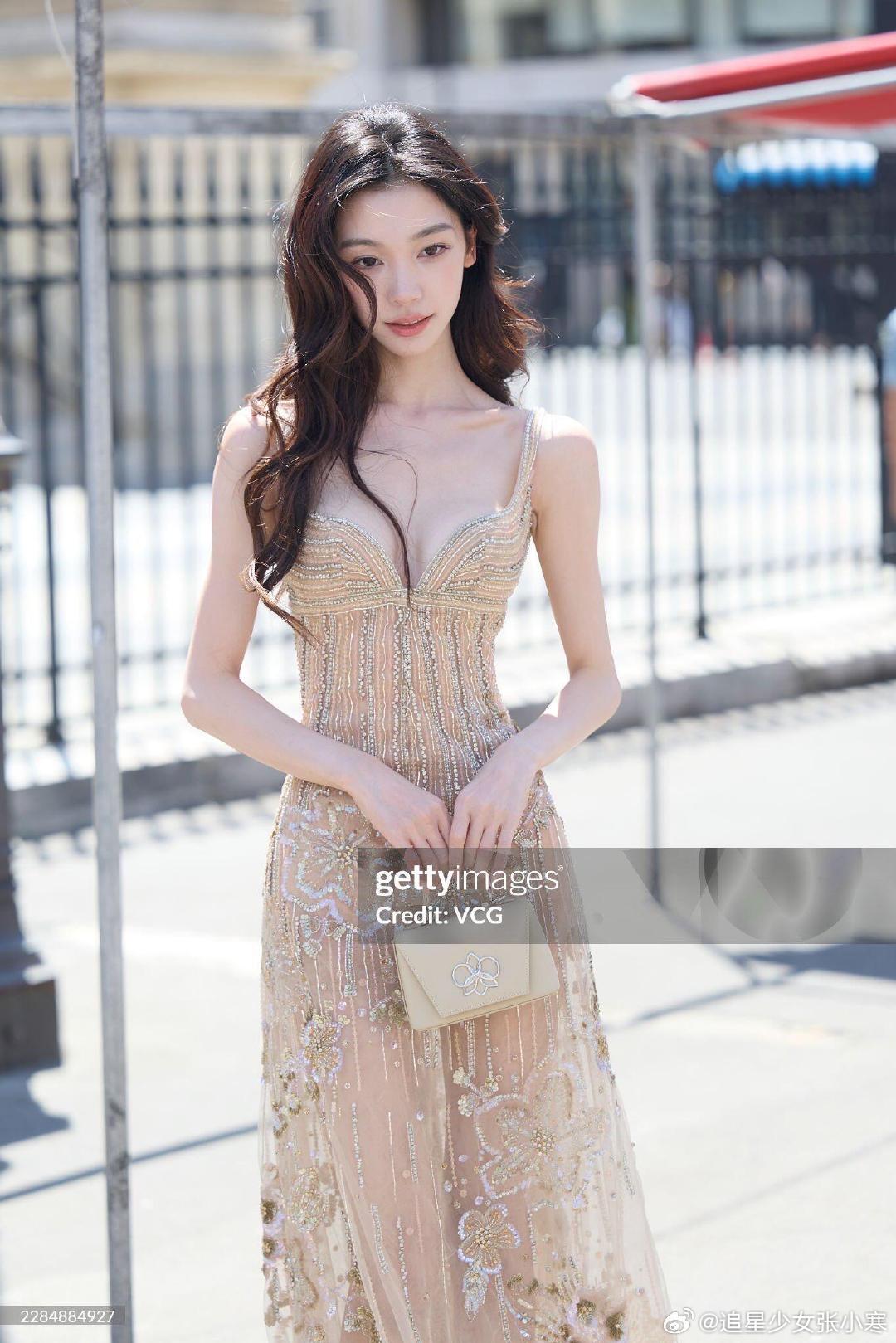 易梦玲时装周G社生图谁还质疑网红扛不住外网镜头？易梦玲巴黎秀场直出生图狠狠打脸。