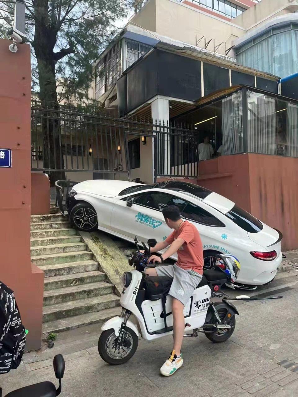 在广州停个车可太难了
自己小区月租3000+停不起
停路边阻碍消防通道
停远一点