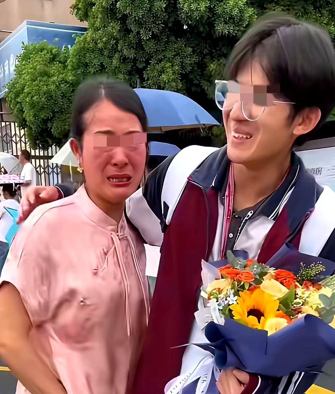 716分！查分那一刻，姑姑哭得像个孩子。不是因为清华录取通知书，却胜似这份荣光，