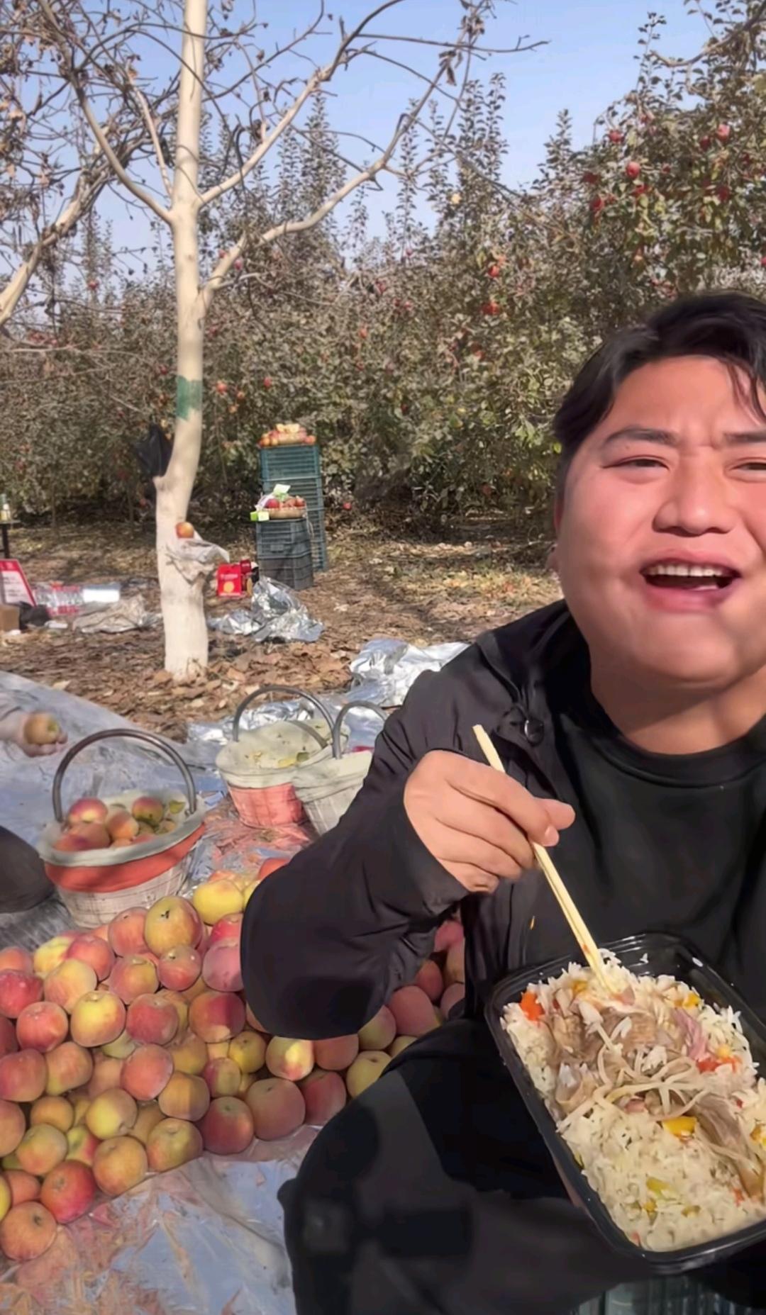 全红婵宝哥哥在外地直播助农卖苹果等农产品，吃饭都在田间地头，午饭吃的是盒饭，盒饭