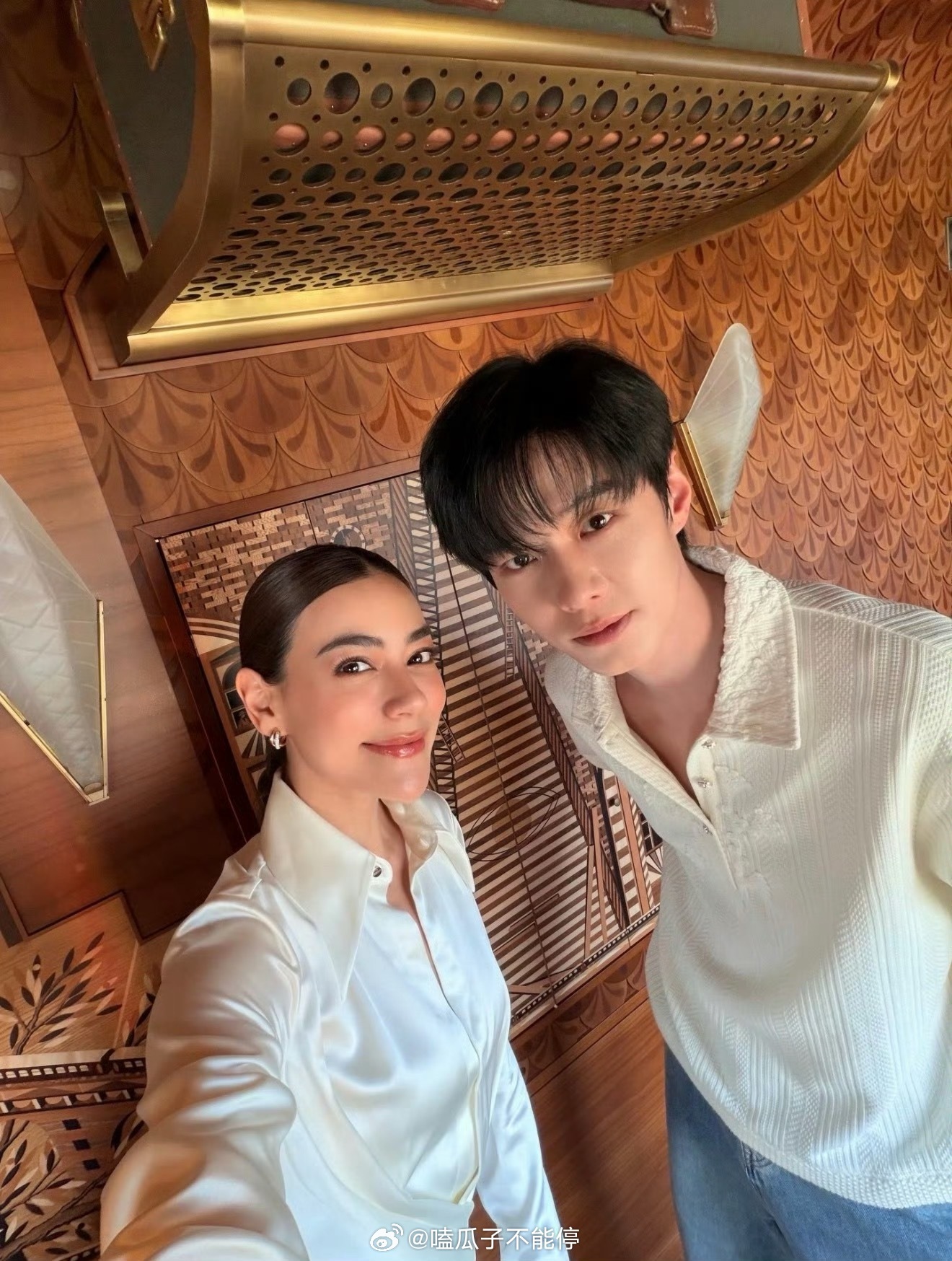 泰星Kim发了和何与的合照，好养眼的画面