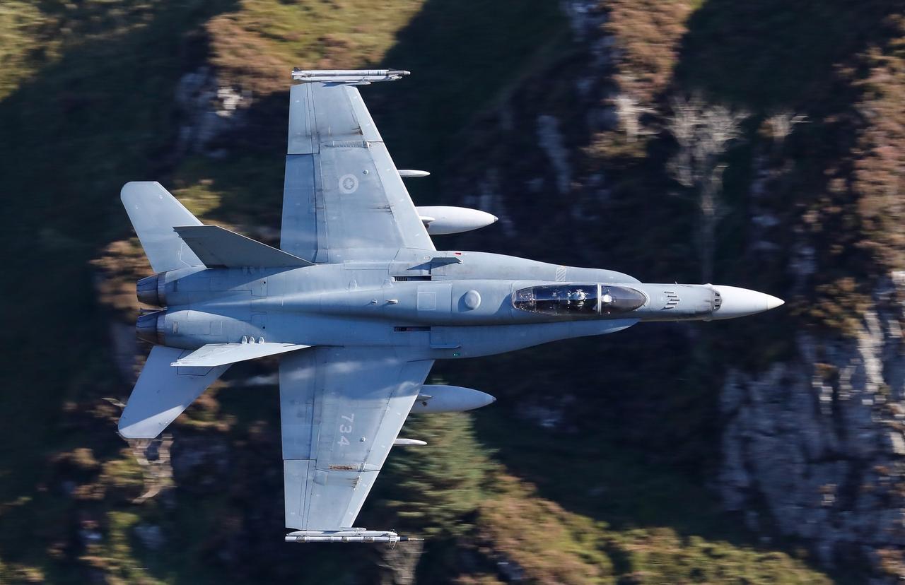 马赫谷上空的加拿大空军CF-18 ​​​
