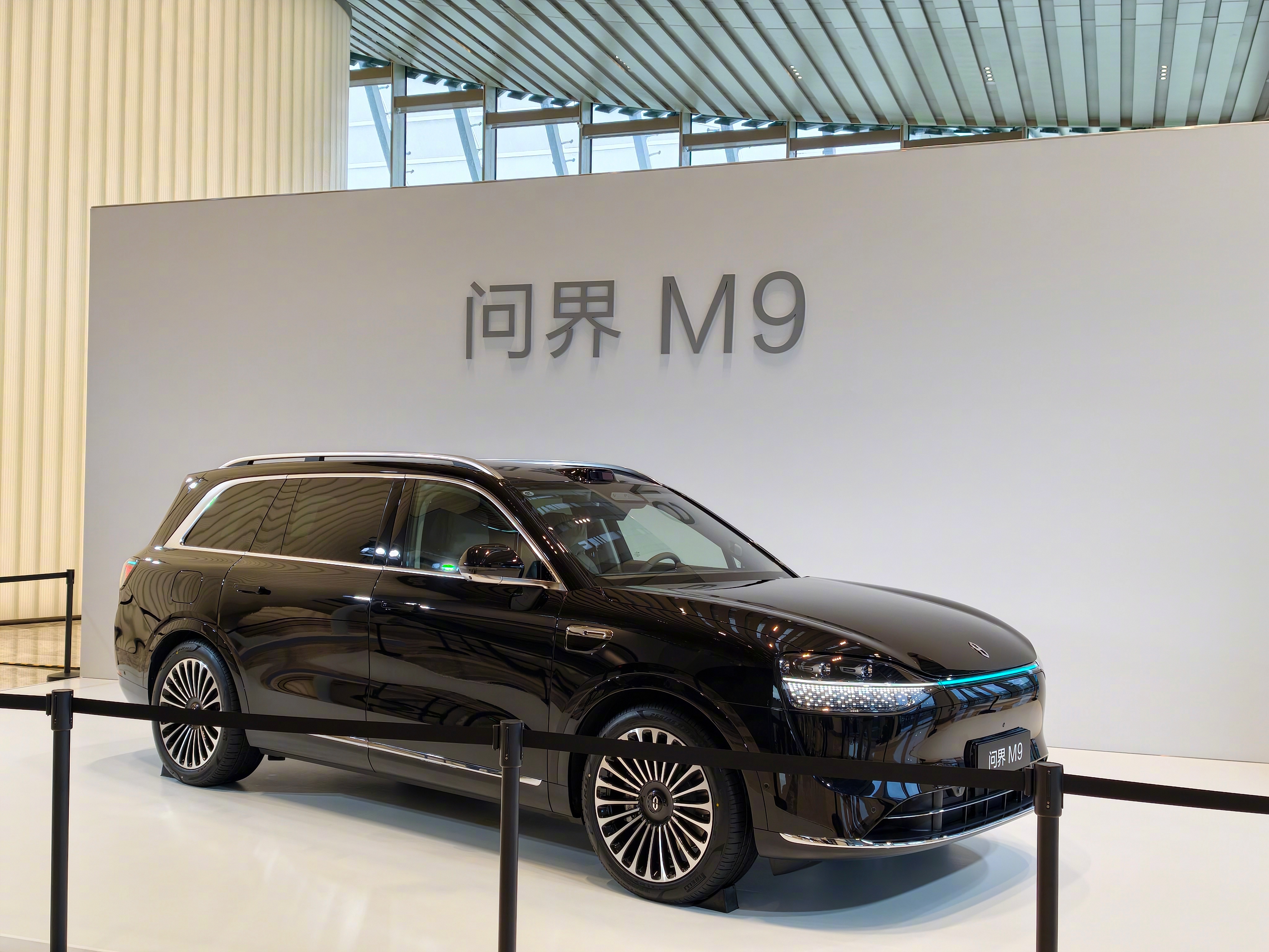 刚进会场就看到门口摆着两台尊界 S800、两台问界 M9。基本不用猜了，这场发布