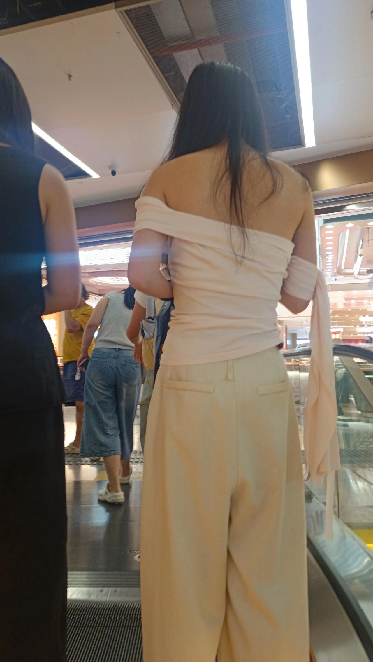 夏天太热了，感觉女士比男的凉快，穿个裙子，是美丽风景线，，比男人凉快啊，透气啊，