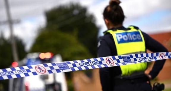 墨尔本青少年疑持刀引恐慌，富人区小学封闭！
澳洲墨尔本青少年疑持刀引恐慌，富人区