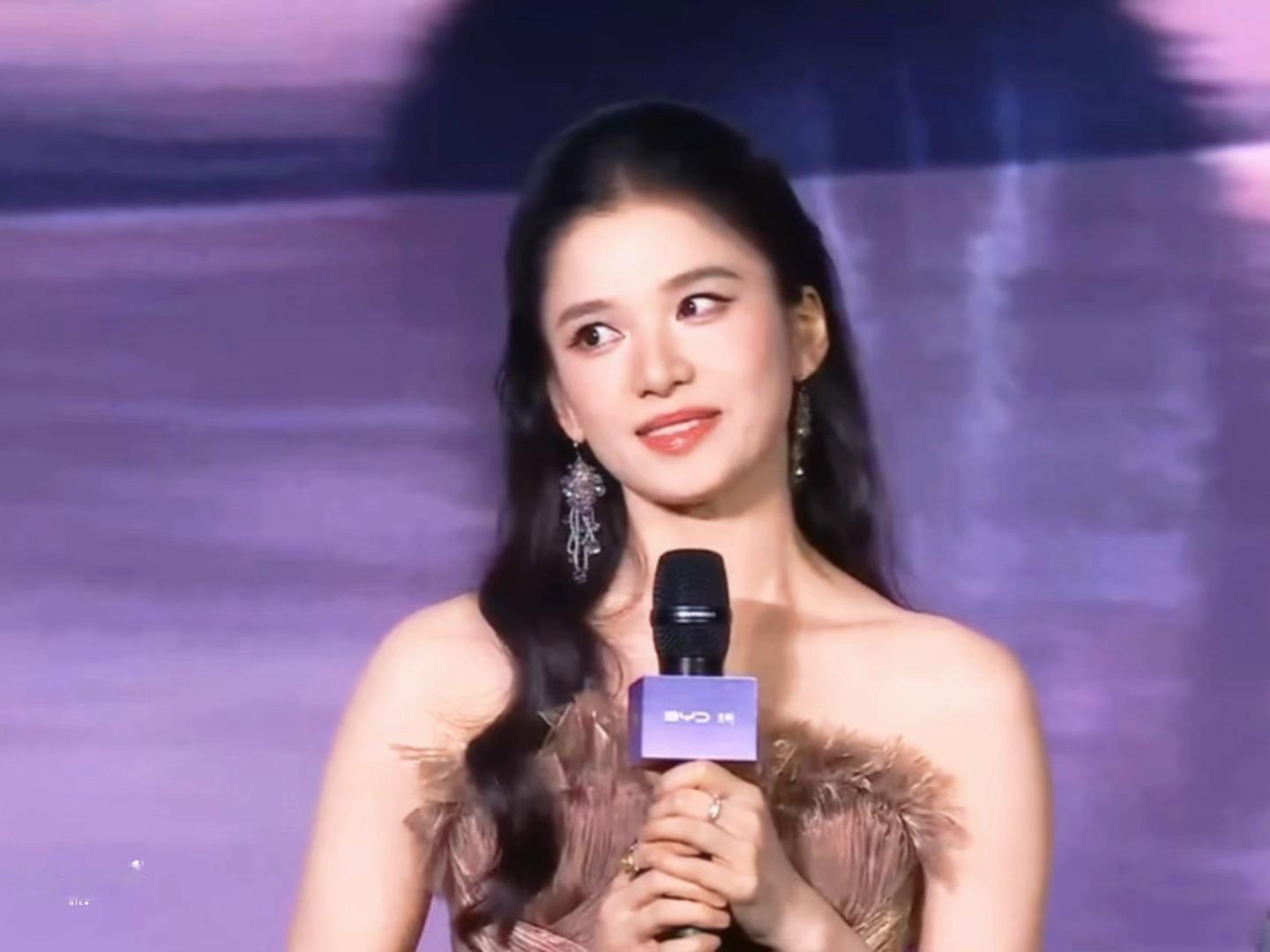 会发光的美貌✨✨张婧仪 