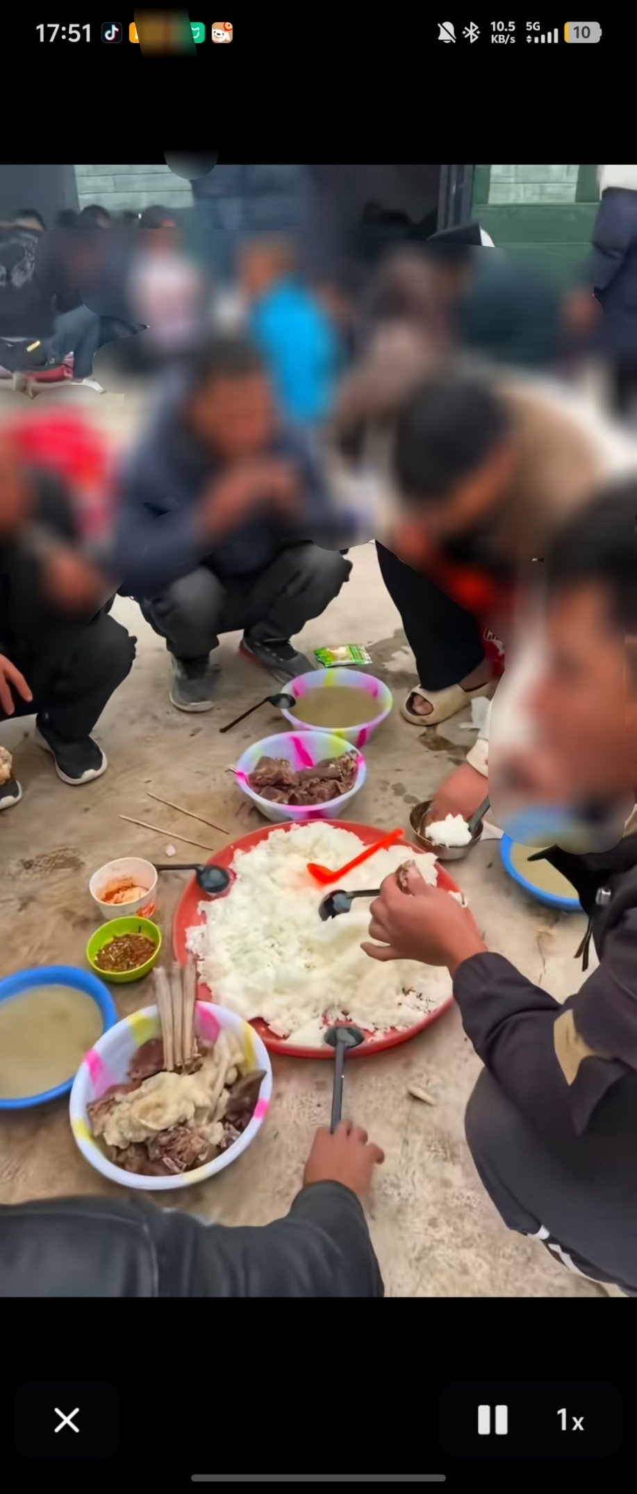 一直不太理解，为啥凉山彝族吃饭要在地上吃啊