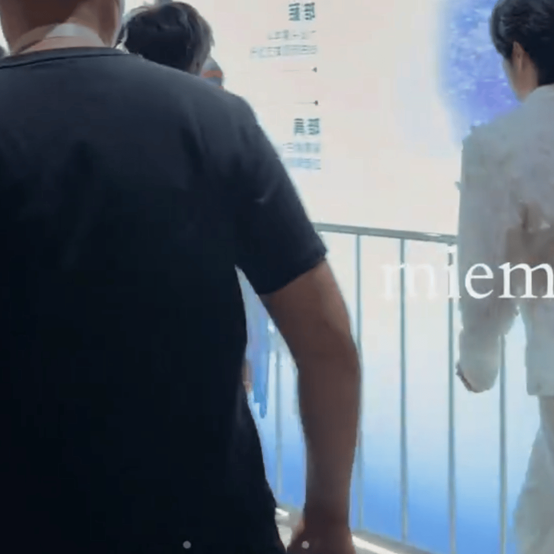 她又顶着个肥屁股晃悠