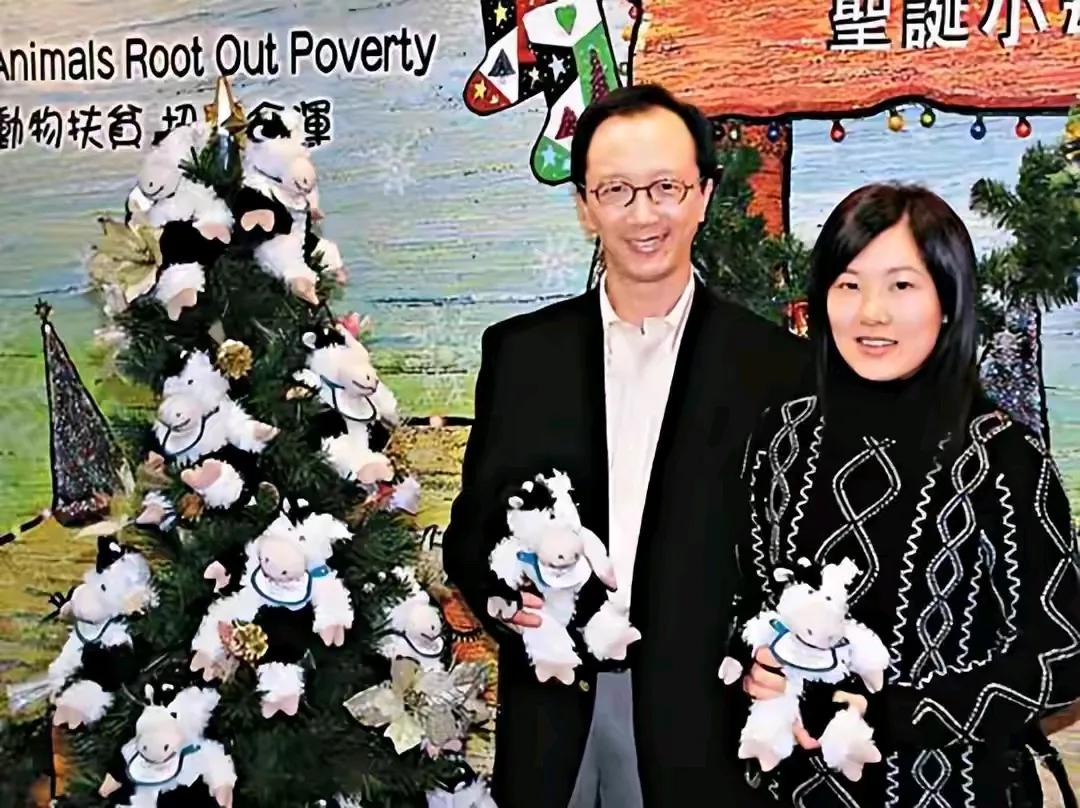 梁锦松说伏明霞的喜怒哀乐全都写在脸上。
他还说一开始只是想照顾伏明霞怕冷落了这位