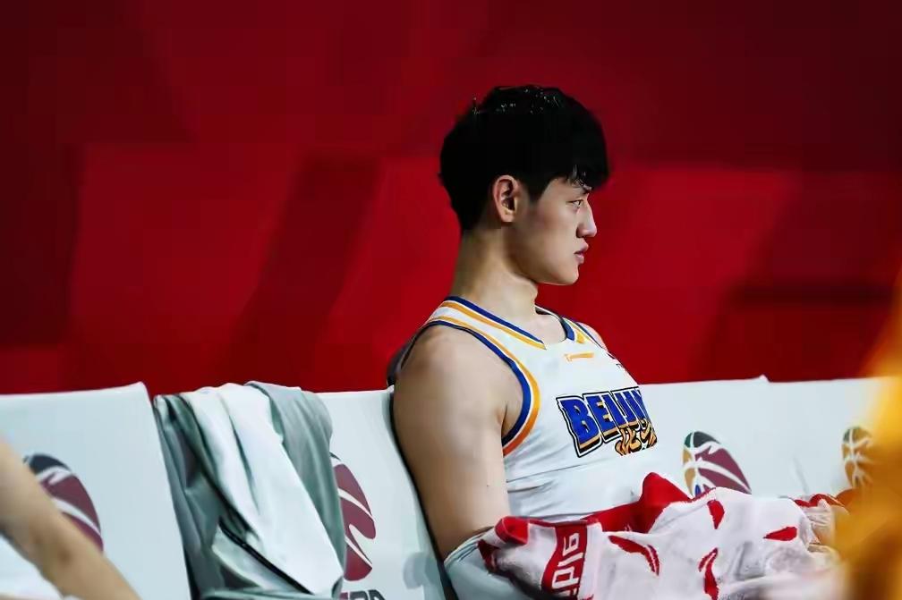 曾凡博当初可是要冲击nba的啊，还被篮网签约过啊，这nba实力的球员在cba都没