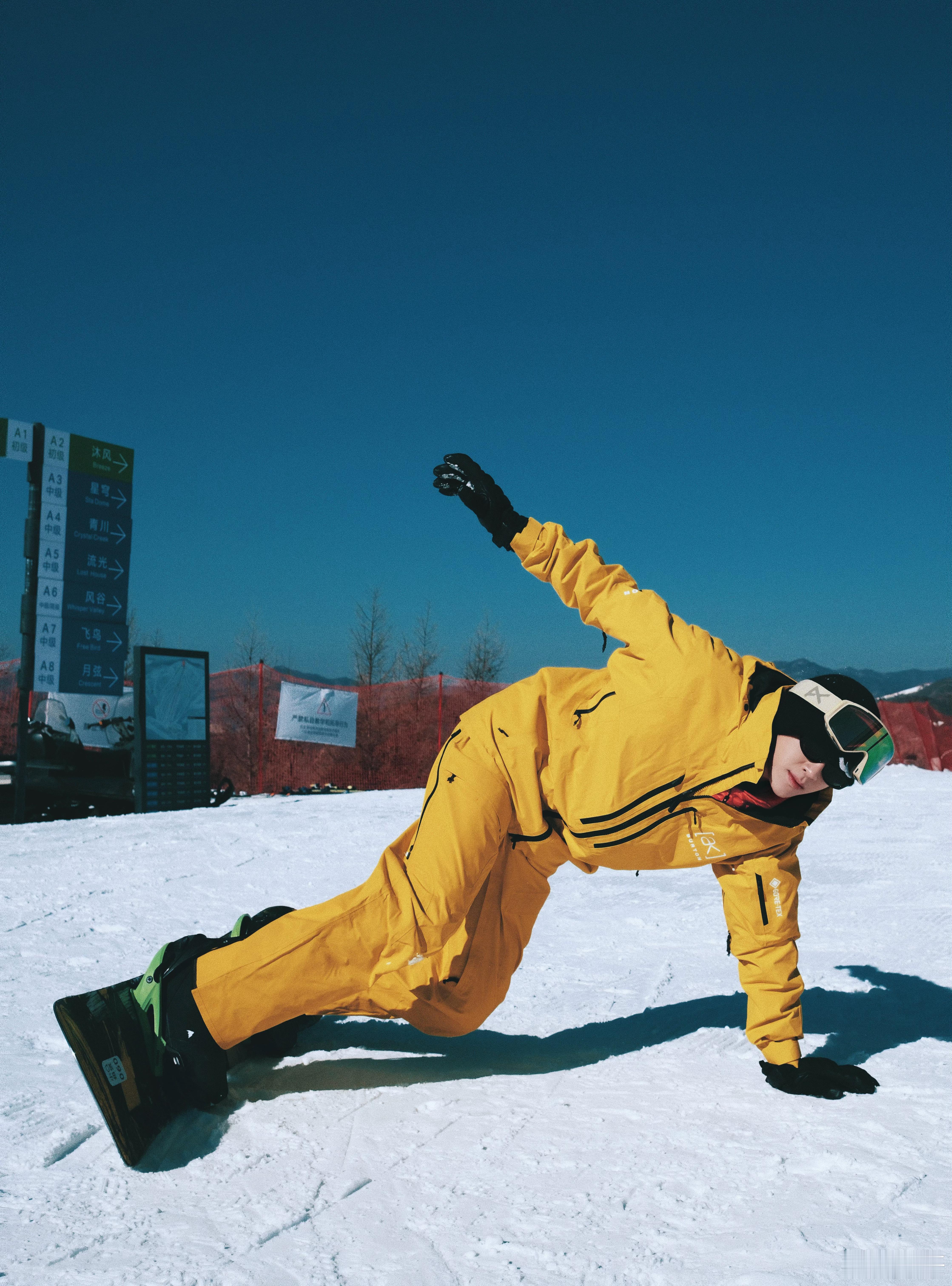 展轩滑雪plog展轩立春营业分享滑雪plog🏂🏻❄️冬日大片好帅！展轩滑雪服