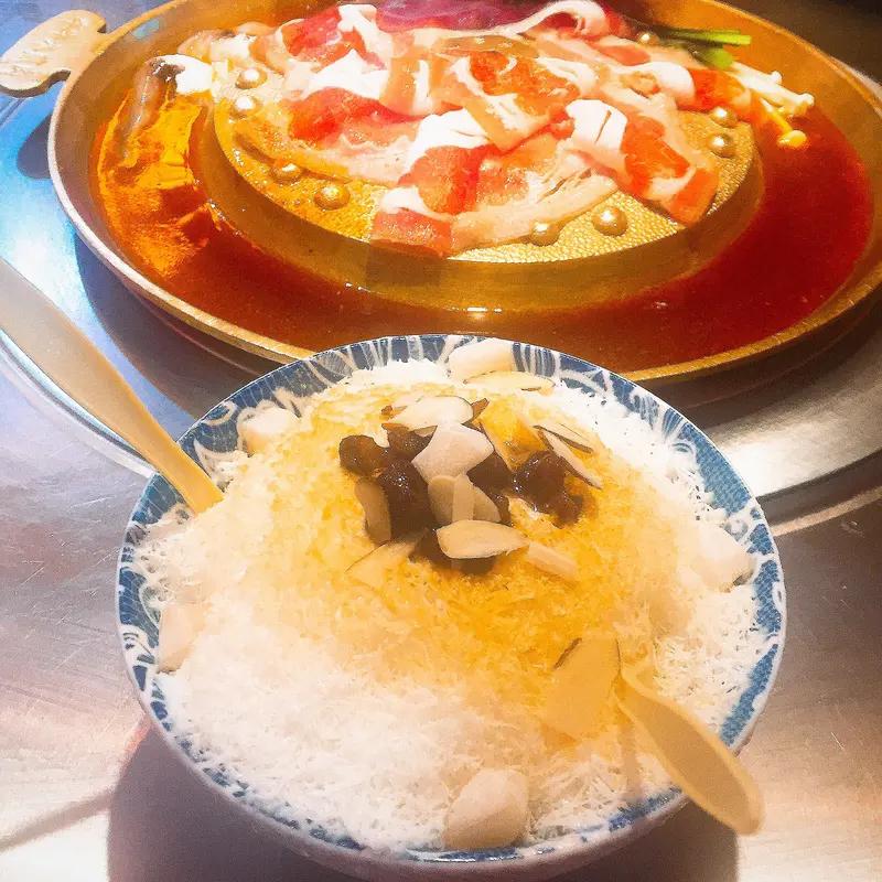 这个冬天，长春“第一冰锅”彻底火出圈啦！零下20℃的街头，冰锅店前排起长龙，排队