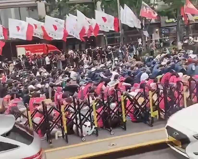 韩国股民真厉害，就因为股市下跌就上街抗议去了。不知道李在明如何处理的，会不会把组