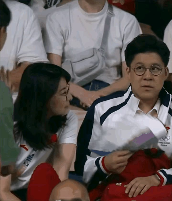 霍启刚看到有人找郭晶晶合照，叹了口气，然后眨眼的那几下太搞笑了，表情似乎在说：“