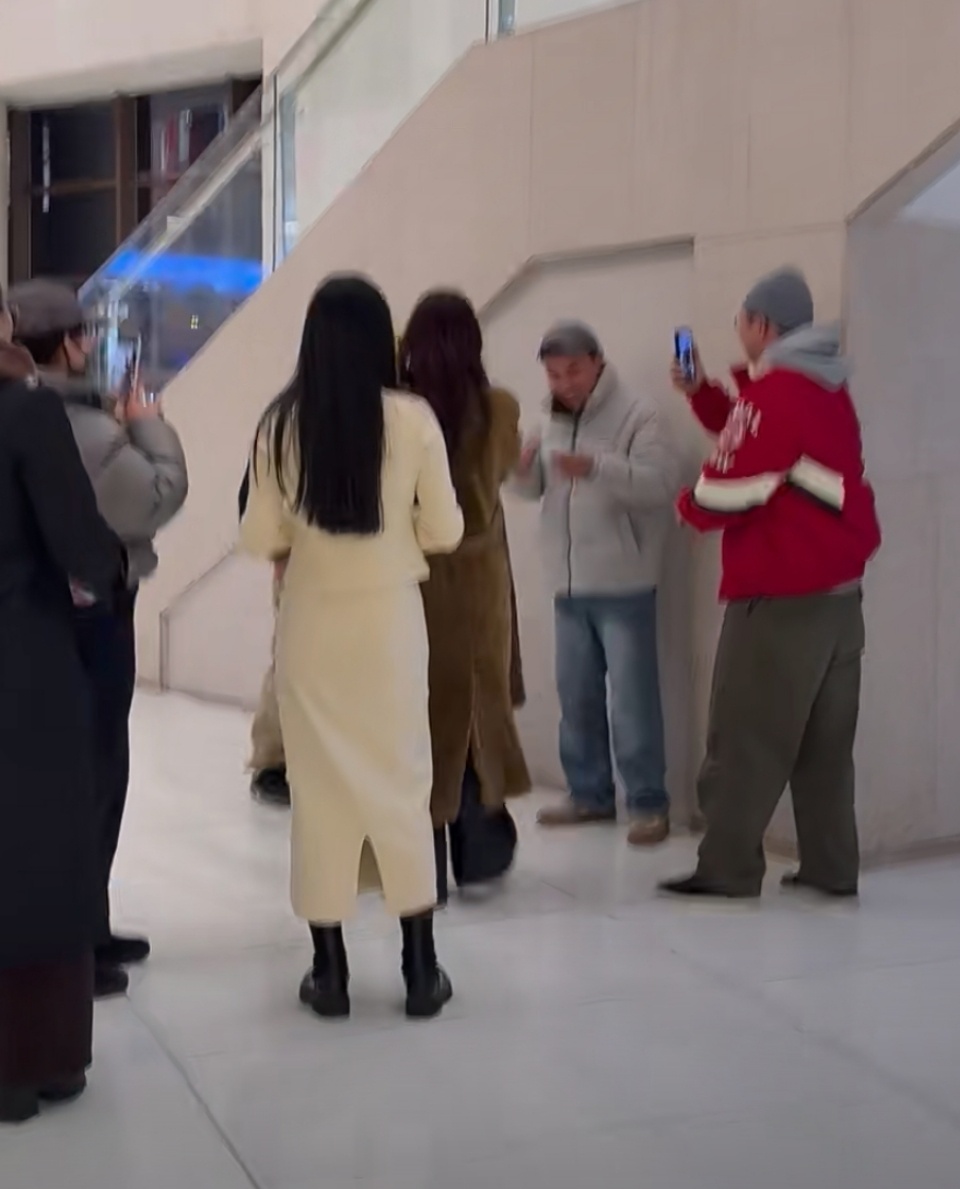 网友看话剧偶遇徐志胜网友看话剧偶遇徐志胜杜海涛沈梦辰 我的妈耶 网友偶遇沈梦辰和