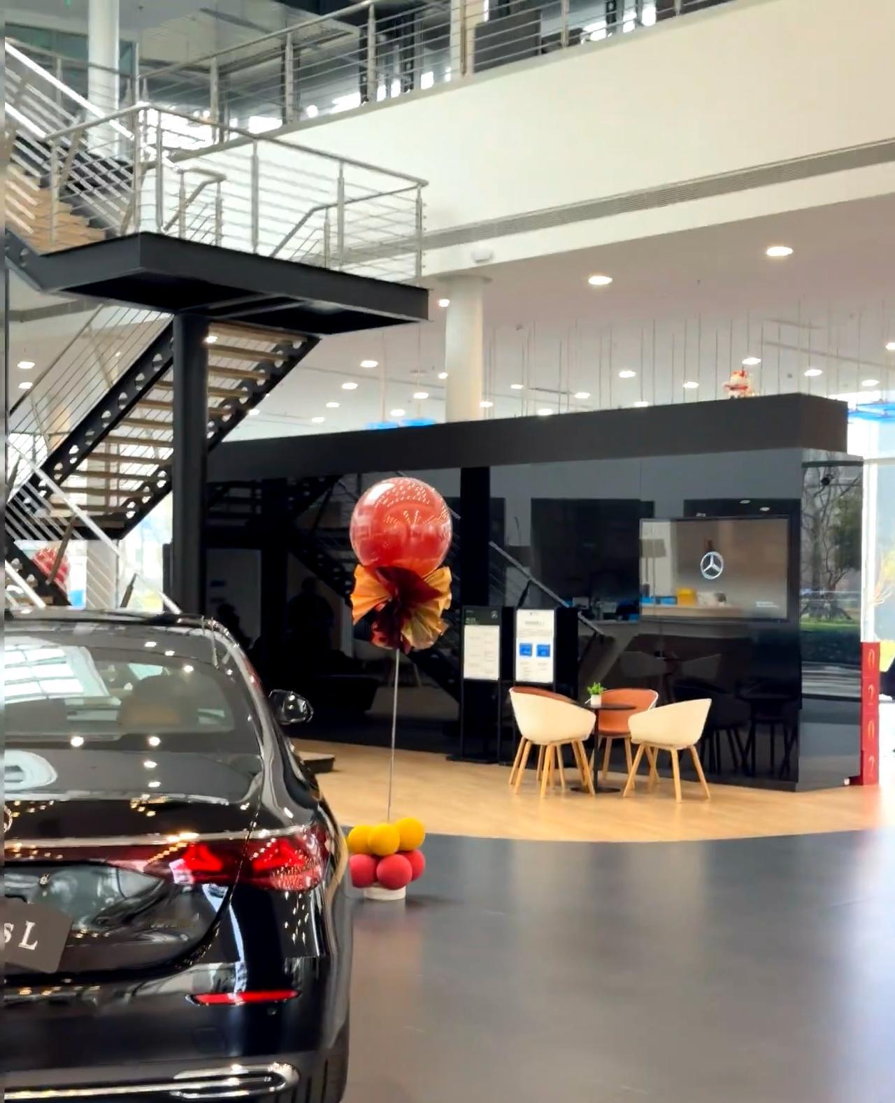 现在4S店降本增效已经到这样了吗
整个大厅都不开空调，因为人流量少
给客户的简餐