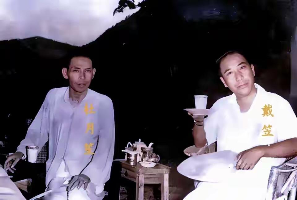 1939年杜月笙在香港吃饭，皮包被偷了。里面不仅有2万港币，还有一张汪精卫亲笔签