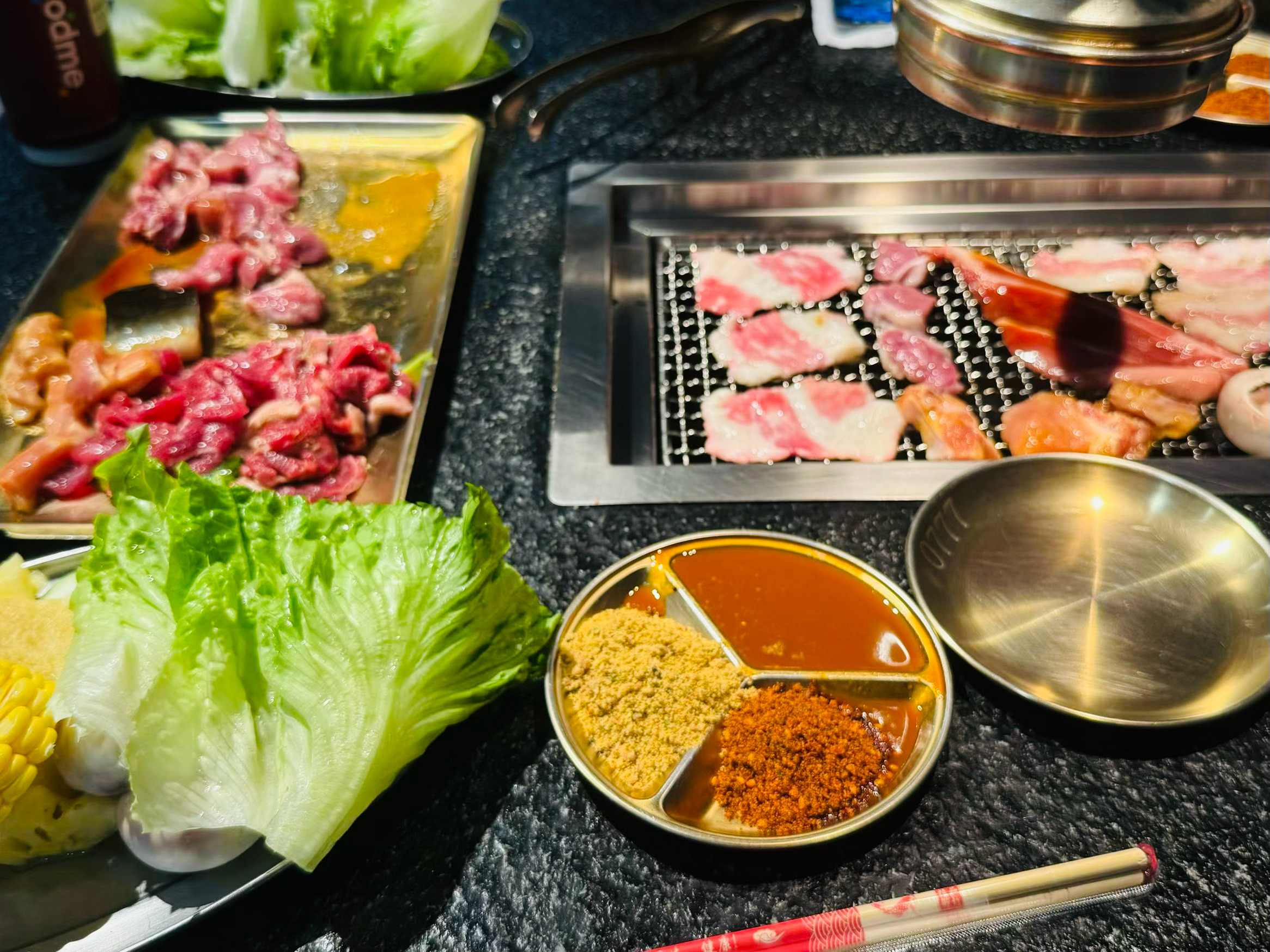 已经对所有自助烤肉祛魅了。为了控制成本掩盖肉质的不新鲜，许多肉类被腌制得极其重口